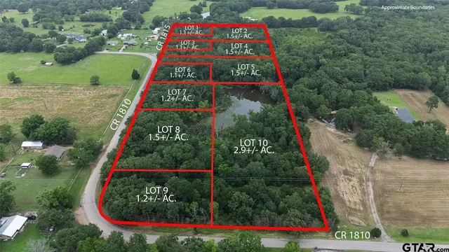 a sign that is sitting on the side of a road