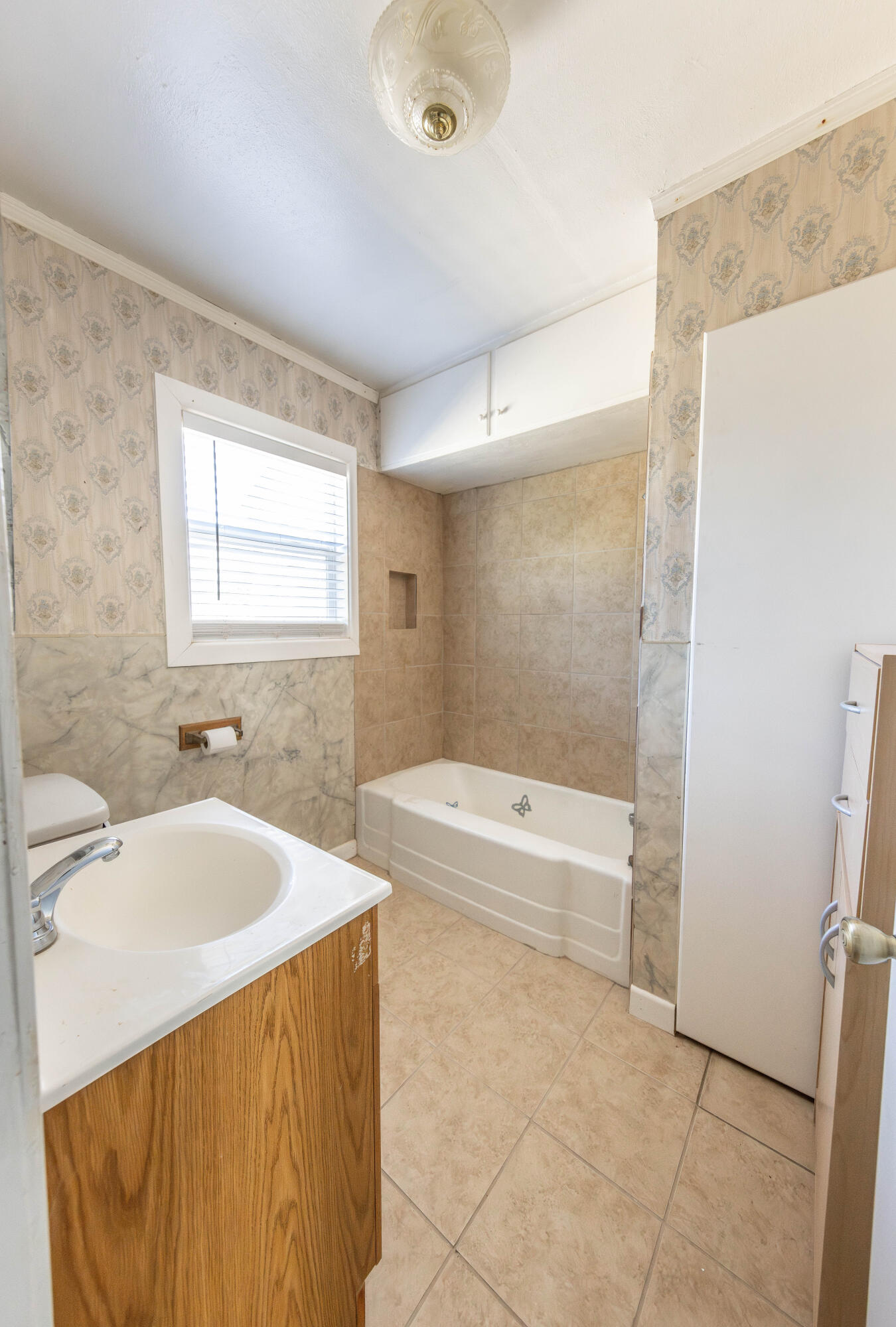 110 Uvalde Avenue Lubbock, TX 79415 - Photo 10 of 15 a bathroom with a sink and a bathtub