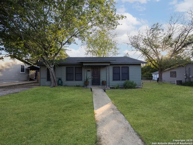 $1,400 | 1407 6th Street, Floresville, TX 78114