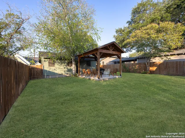 $1,400 | 1407 6th Street, Floresville, TX 78114