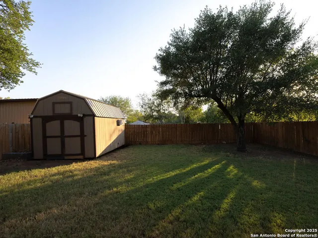 $1,400 | 1407 6th Street, Floresville, TX 78114