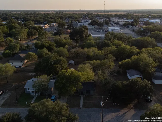 $1,400 | 1407 6th Street, Floresville, TX 78114