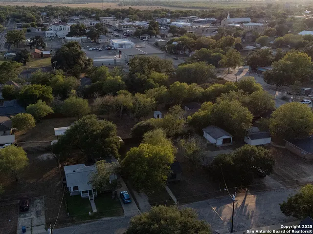 $1,400 | 1407 6th Street, Floresville, TX 78114