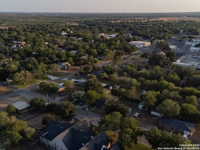 $1,400 | 1407 6th Street, Floresville, TX 78114