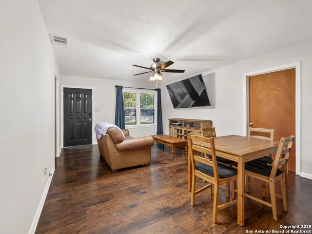 $1,400 | 1407 6th Street, Floresville, TX 78114