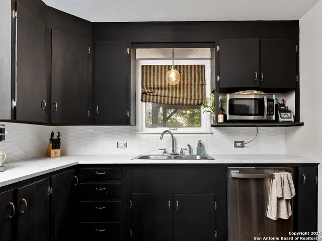 $1,400 | 1407 6th Street, Floresville, TX 78114