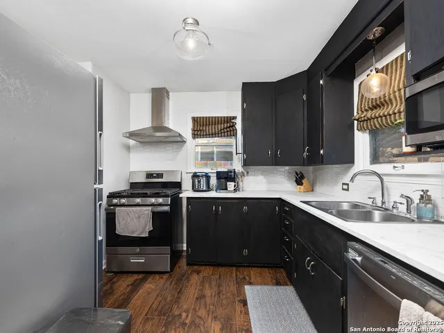 $1,400 | 1407 6th Street, Floresville, TX 78114