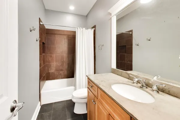 $675,000 | 2222 West Belmont Avenue, Unit 501, Chicago, IL 60618