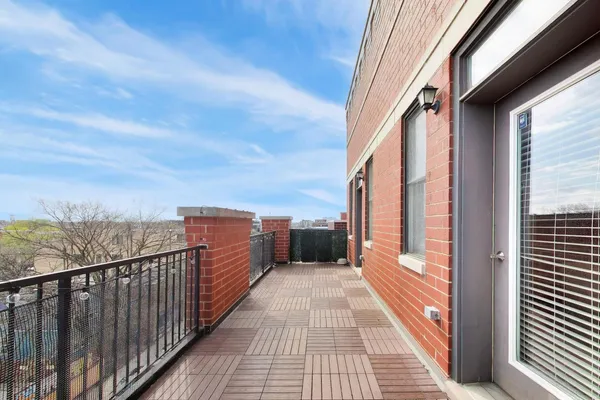 $675,000 | 2222 West Belmont Avenue, Unit 501, Chicago, IL 60618
