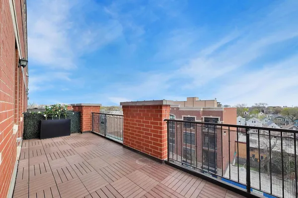 $675,000 | 2222 West Belmont Avenue, Unit 501, Chicago, IL 60618