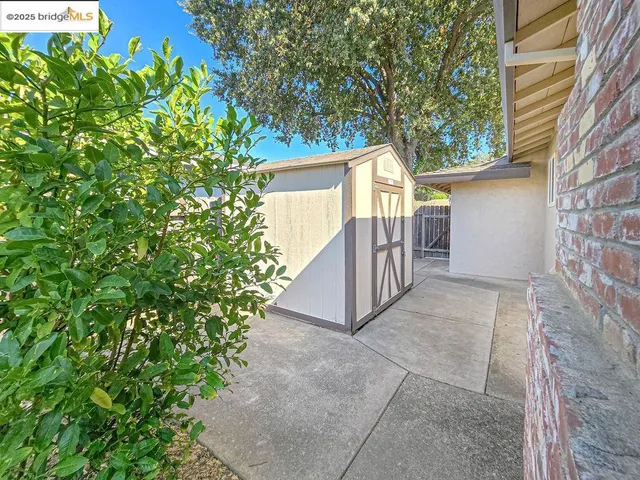 a view of a house with backyard and entertaining space