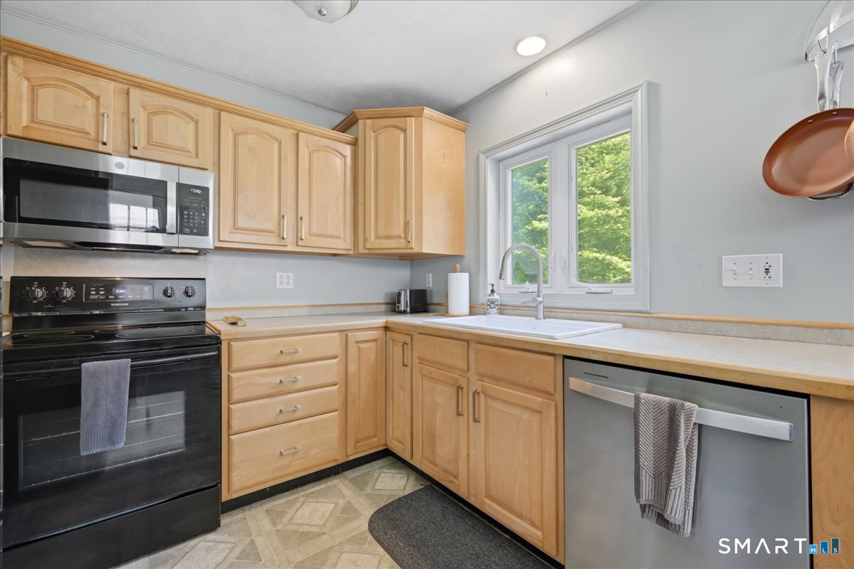 860 Long Cove Road Ledyard, CT 06335 - Photo 12 of 38