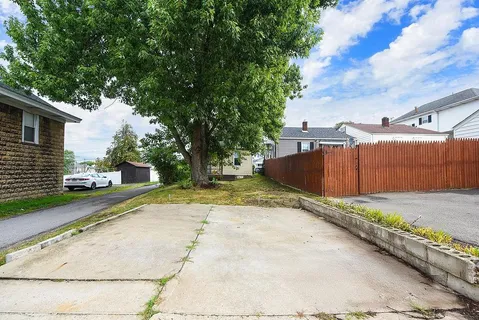 a view of a backyard