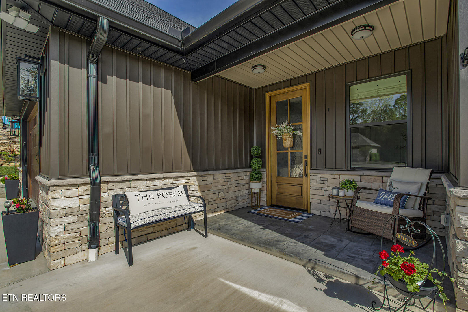 110 Gado Way Loudon, TN 37774 - Photo 4 of 53 04_GadoWay_110_FrontPorch