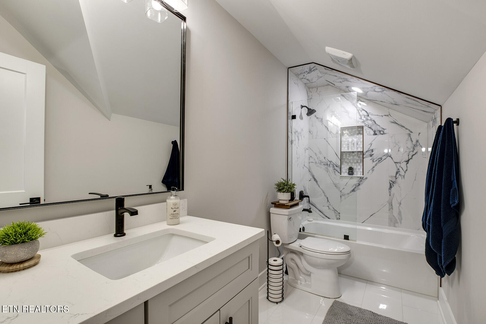 110 Gado Way Loudon, TN 37774 - Photo 45 of 53 45_GadoWay_110_GuestBath2