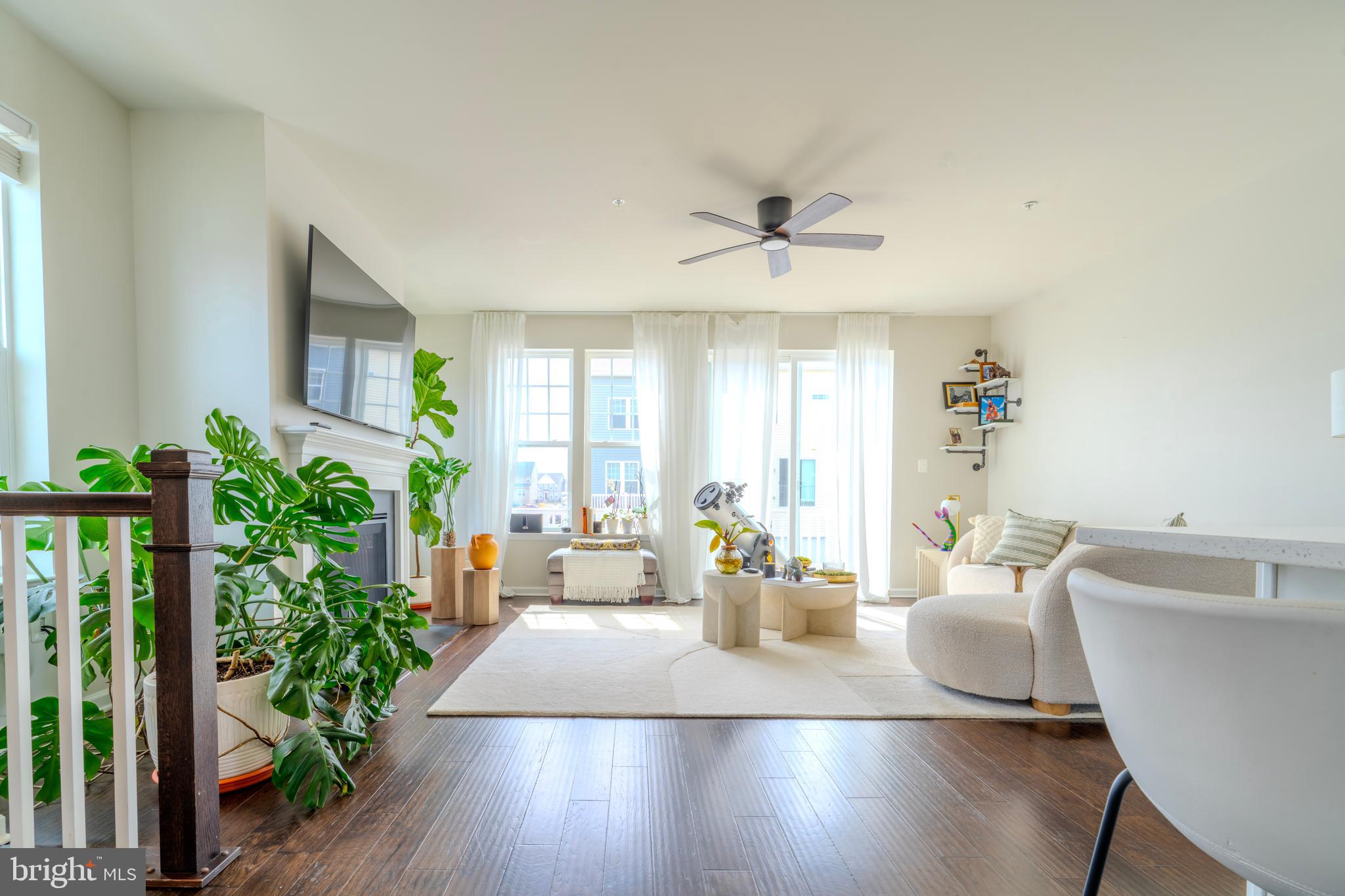 8515 Bald Eagle Lane Frederick, MD 21704 - Photo 8 of 34 a living room with furniture and a potted plant