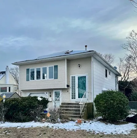 $2,900 | 305 Deauville Parkway, Lindenhurst, NY 11757