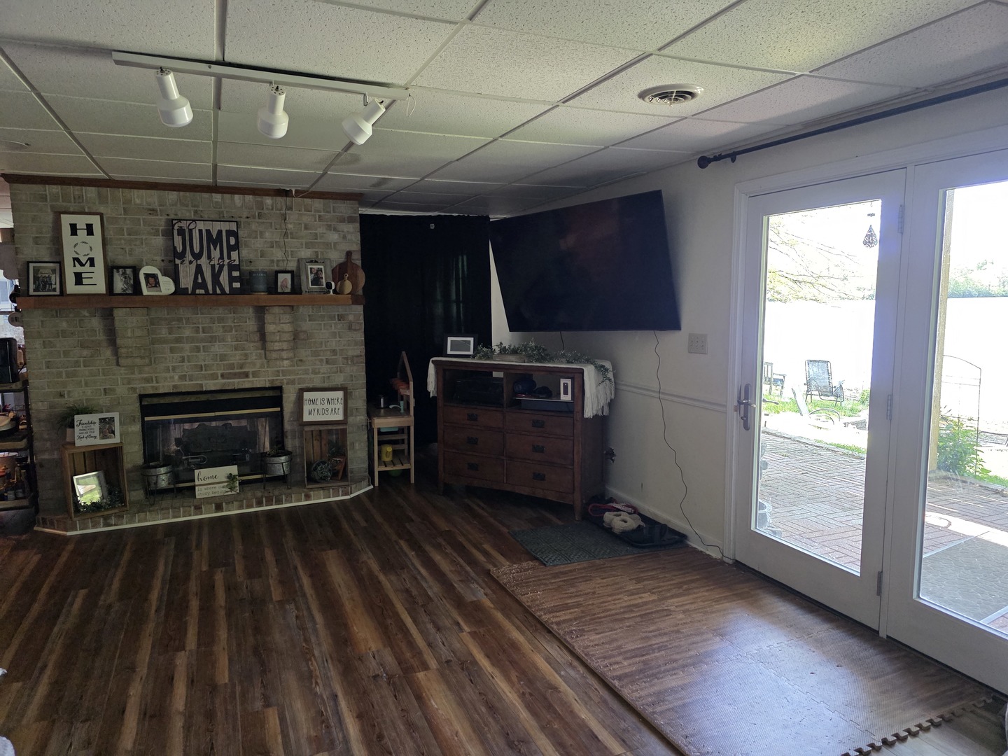 107 Comanche Trail Loda, IL 60948 - Photo 21 of 37 a living room with furniture
