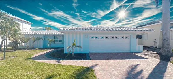 $839,500 | 11 Palmview Boulevard, Fort Myers Beach, FL 33931