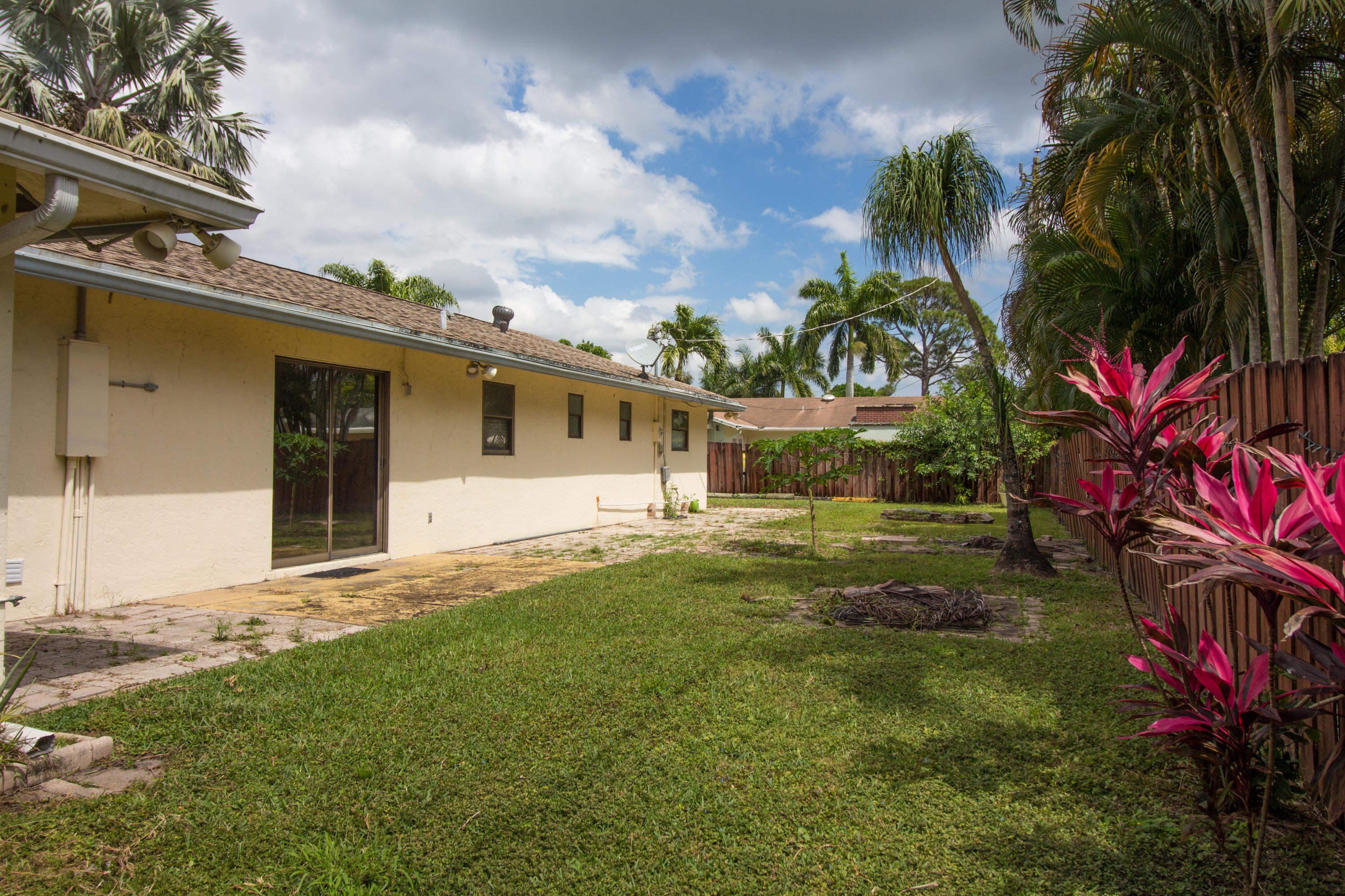 9160 Melody Road Lake Worth, FL 33467 - Photo 2 of 11 Yard