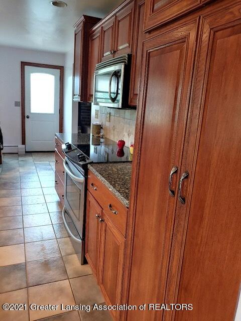 6461 West Howe Road Dewitt, MI 48820 - Photo 5 of 34 Kitchen cabinets
