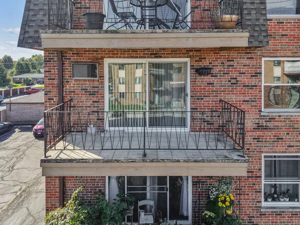$139,900 | 9143 South Roberts Road, Unit 21, Hickory Hills, IL 60457
