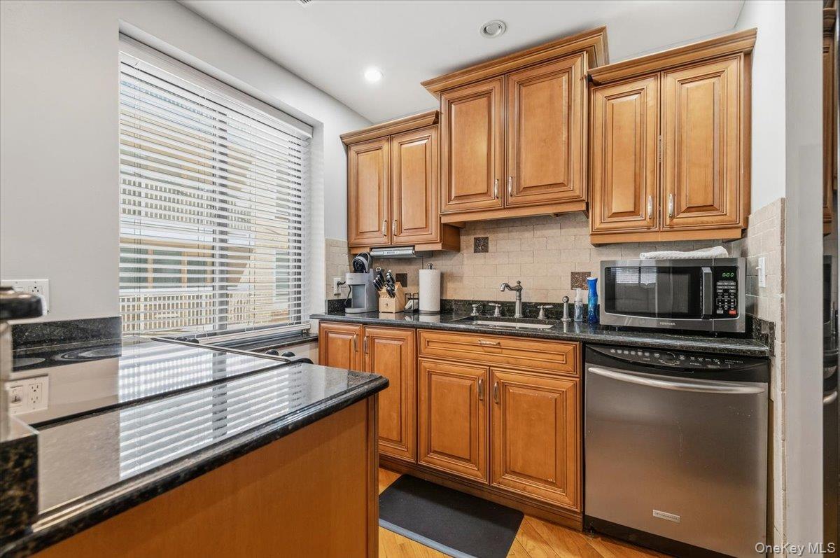 425 Shore Road, Unit 2D Long Beach, NY 11561 - Photo 8 of 32 Gallery Image 8