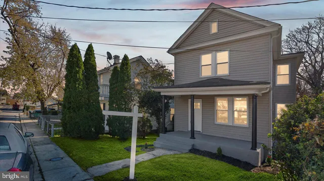 a front view of house with yard