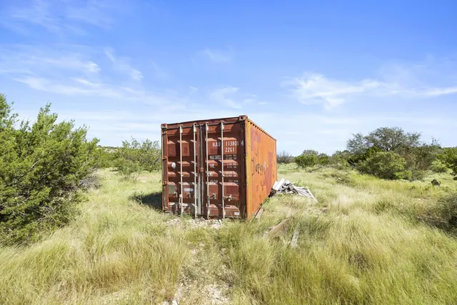 a view of a back yard