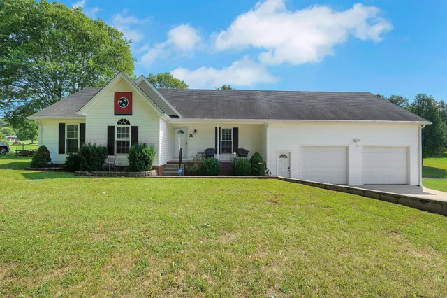 a view of a house with backyard and garden