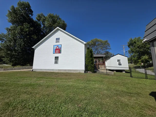 a view of empty room with a ceiling fan