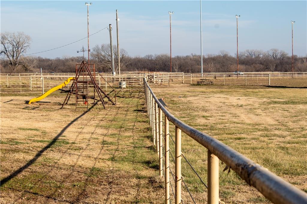 24700 Douglas Road Chanute, KS 66720 - Photo 4 of 59