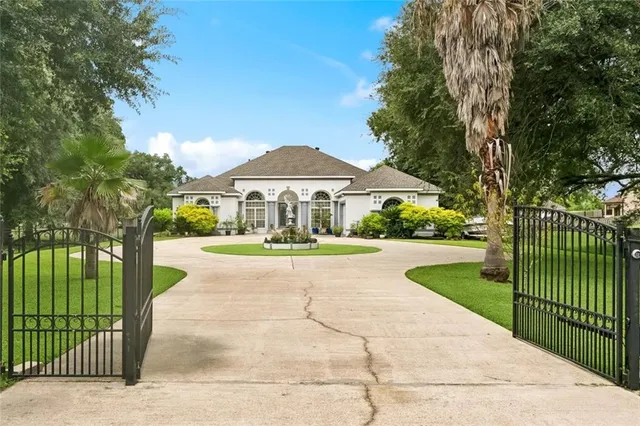 $790,000 | 104 South Kenner Avenue, Westwego, LA 70094