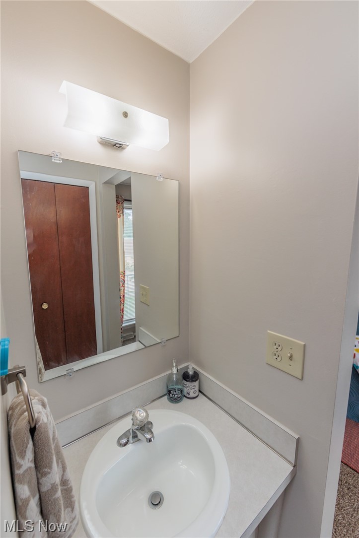 6476 State Road, Unit H8 Cleveland, OH 44134 - Photo 29 of 35 Bathroom featuring mirror and washbasin