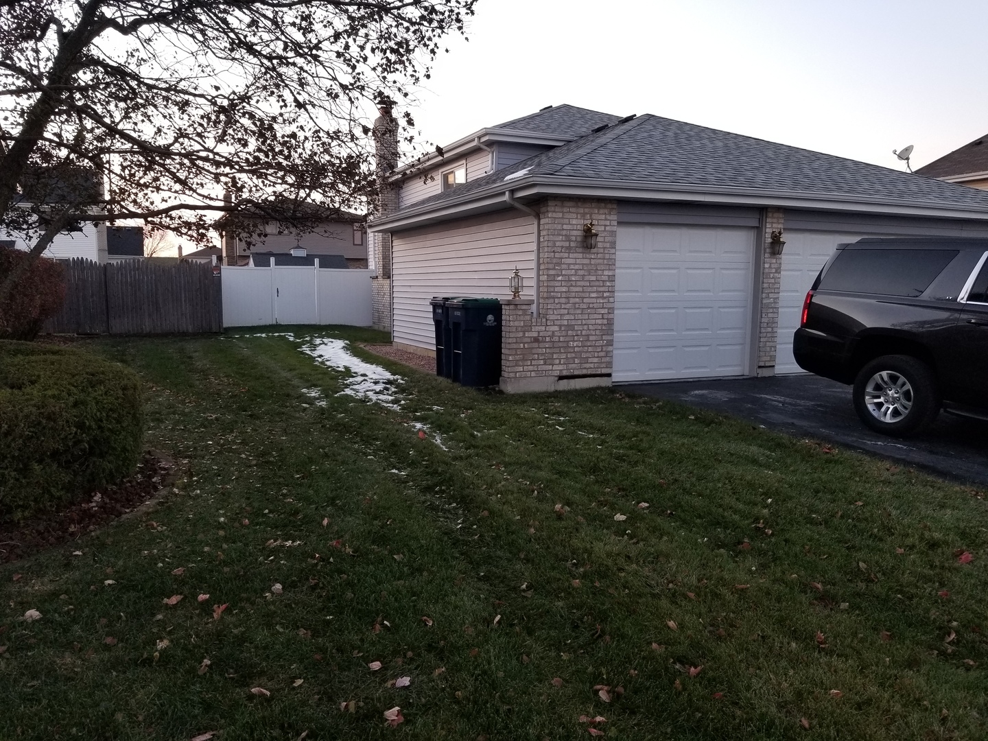 344 Danielle Road Matteson, IL 60443 - Photo 2 of 2 a front view of a house with garden