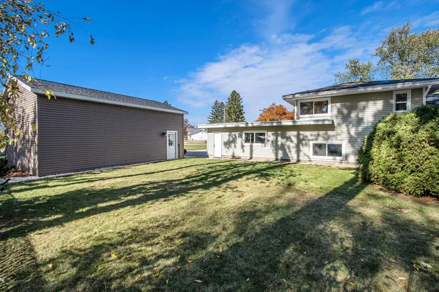 $364,900 | 1187 Yorkshire Drive, Norton Shores, MI 49441