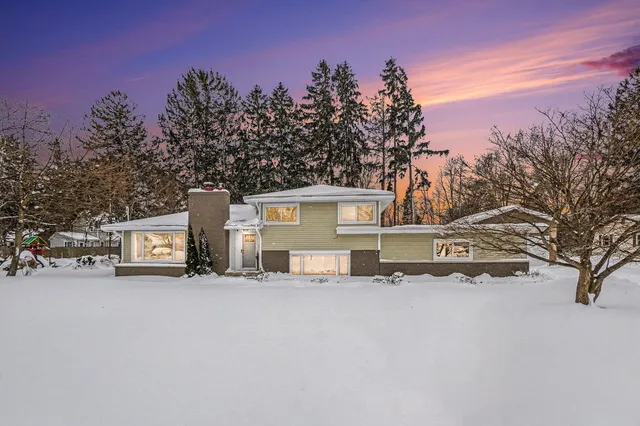 $364,900 | 1187 Yorkshire Drive, Norton Shores, MI 49441