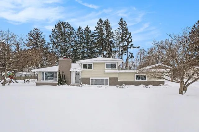 $364,900 | 1187 Yorkshire Drive, Norton Shores, MI 49441