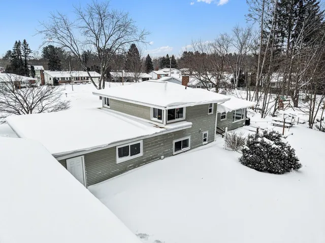 $364,900 | 1187 Yorkshire Drive, Norton Shores, MI 49441