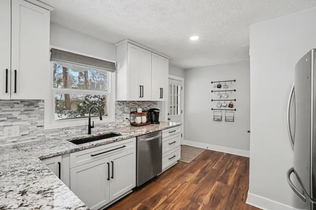 $364,900 | 1187 Yorkshire Drive, Norton Shores, MI 49441