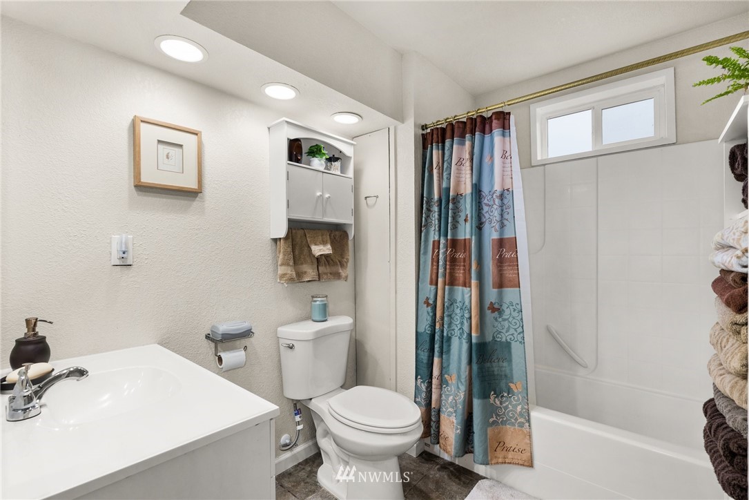 579 Southwest Pacific Avenue Chehalis, WA 98532 - Photo 11 of 24 a bathroom with a sink toilet and shower