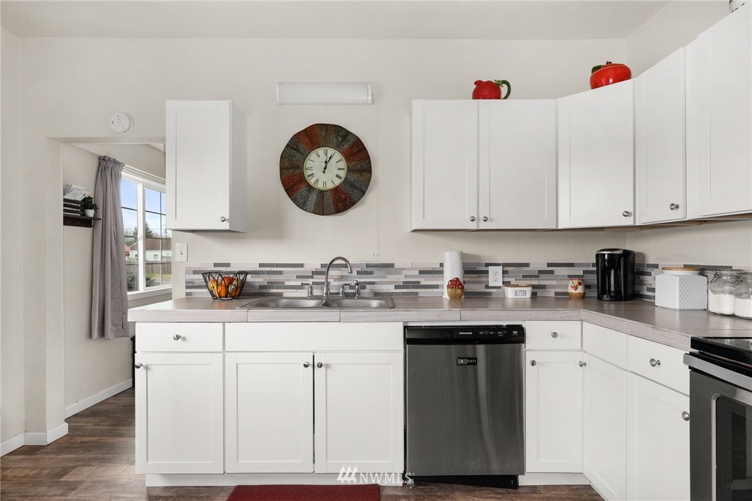 579 Southwest Pacific Avenue Chehalis, WA 98532 - Photo 14 of 24 a kitchen with cabinets and white appliances
