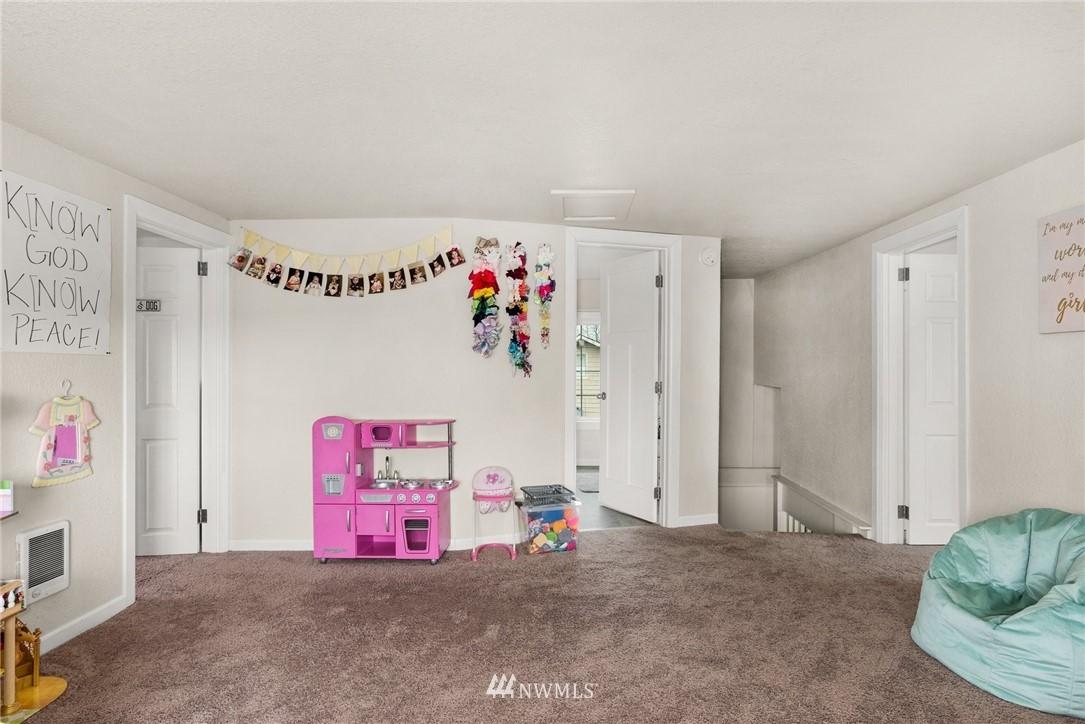 579 Southwest Pacific Avenue Chehalis, WA 98532 - Photo 17 of 24 a view of room with toys