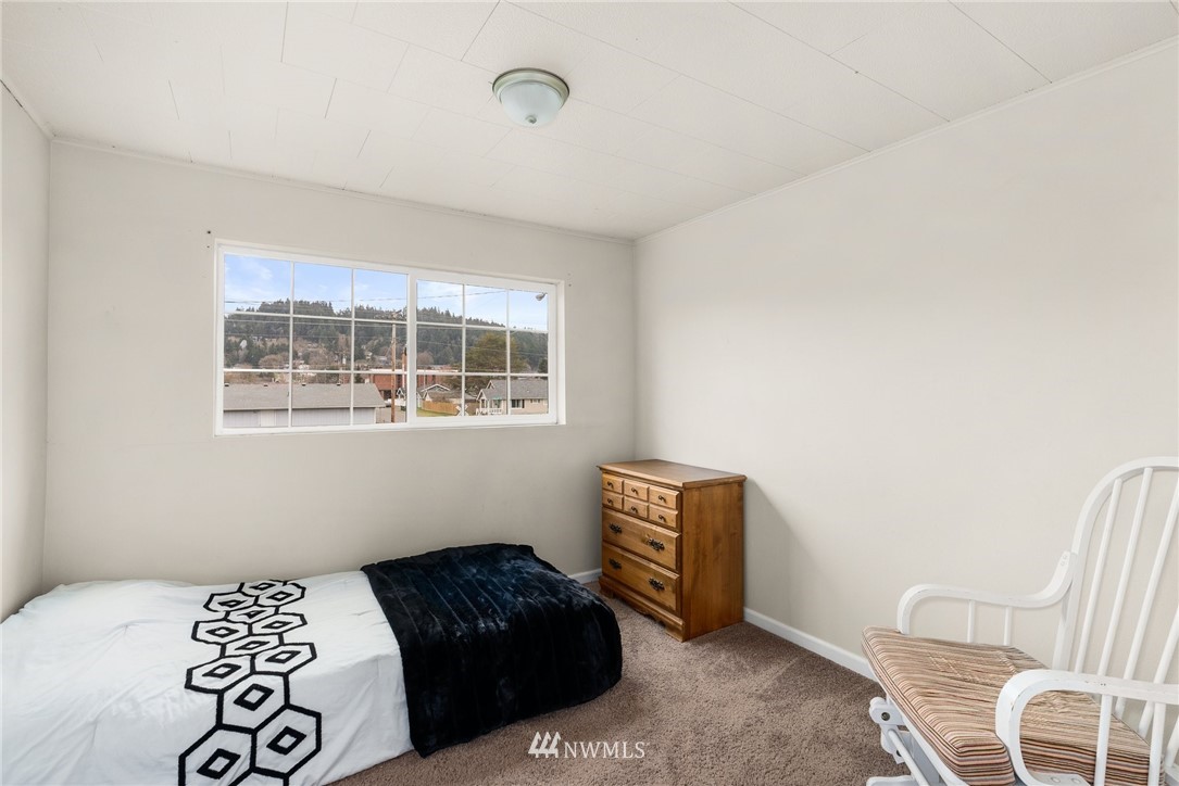 579 Southwest Pacific Avenue Chehalis, WA 98532 - Photo 18 of 24 a bedroom with a bed and a window