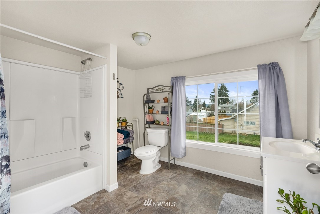 579 Southwest Pacific Avenue Chehalis, WA 98532 - Photo 19 of 24 a bathroom with a bathtub and a shower