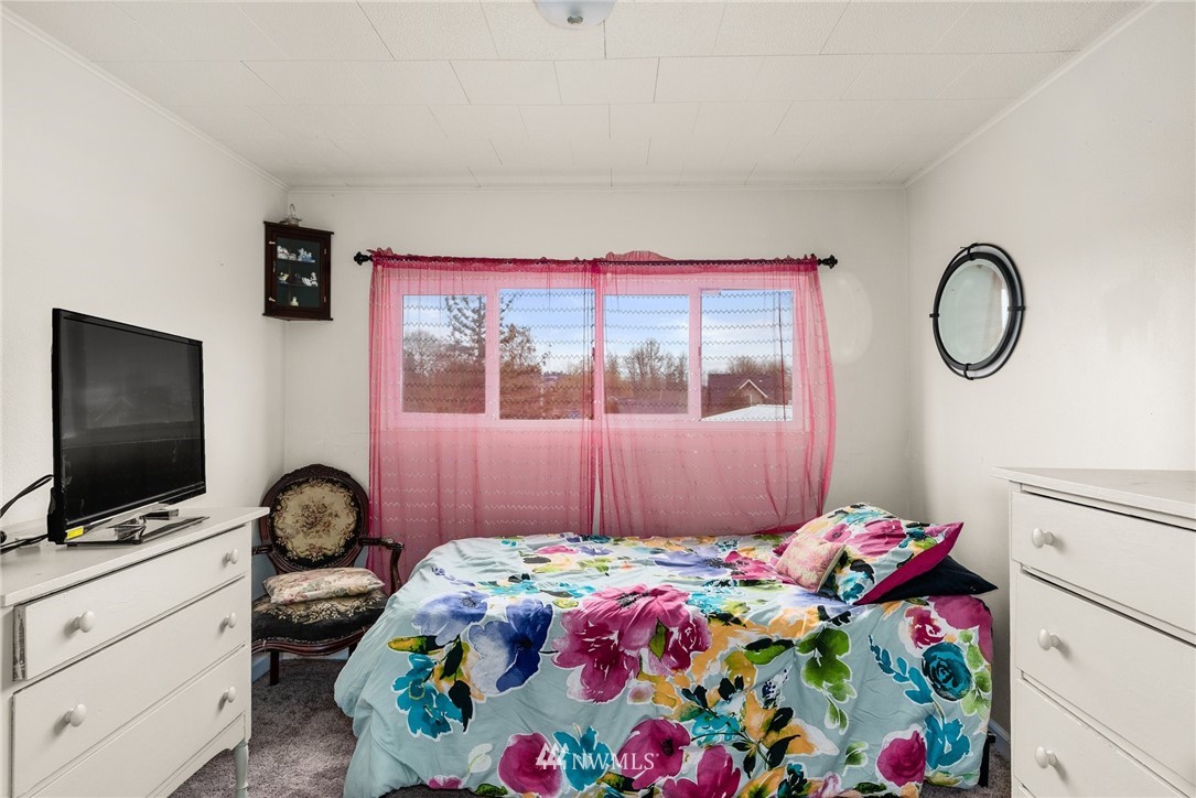 579 Southwest Pacific Avenue Chehalis, WA 98532 - Photo 20 of 24 a bedroom with a bed and a flat screen tv