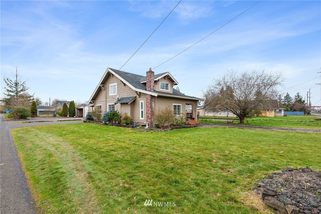 579 Southwest Pacific Avenue Chehalis, WA 98532 - Photo 2 of 24 a front view of house with yard and green space