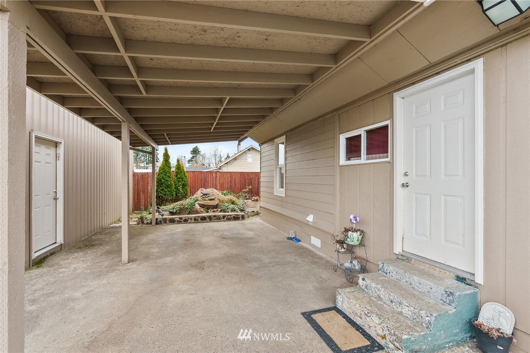 579 Southwest Pacific Avenue Chehalis, WA 98532 - Photo 21 of 24 a view of a livingroom with outdoor space