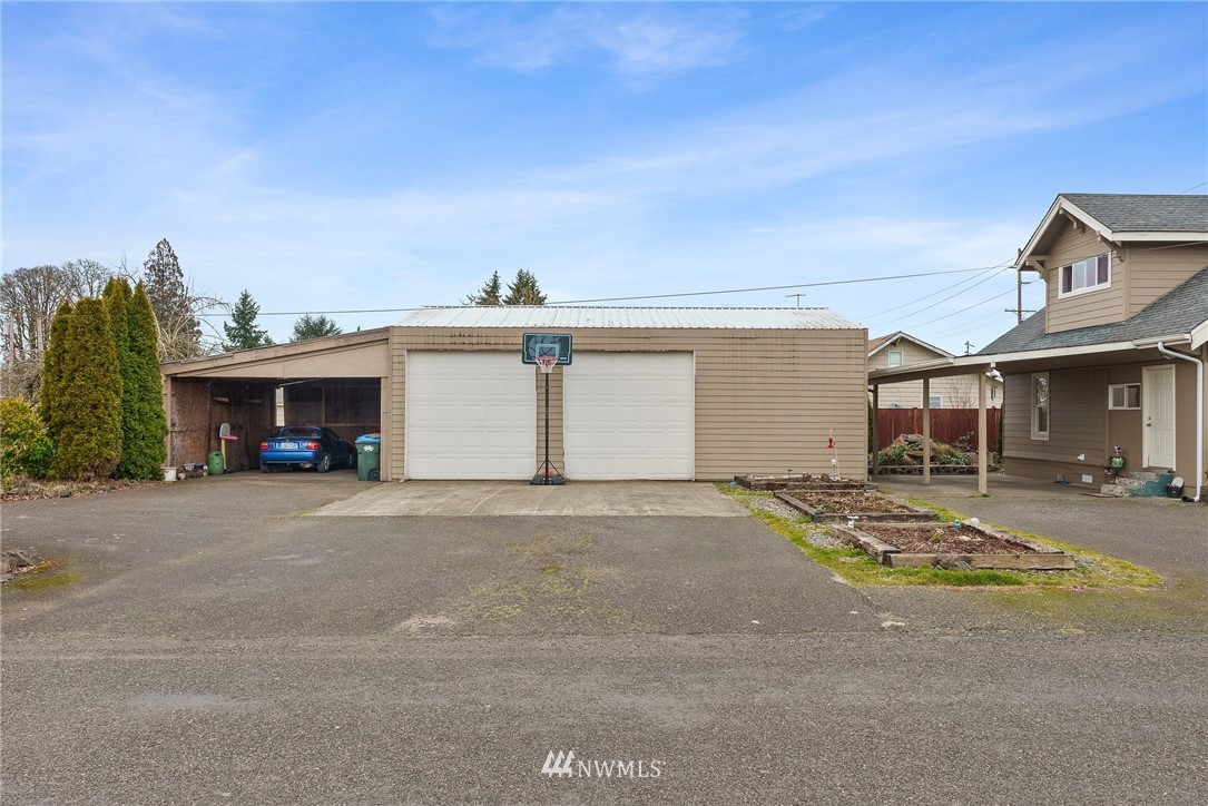 579 Southwest Pacific Avenue Chehalis, WA 98532 - Photo 22 of 24 a view of a house with a yard and garage