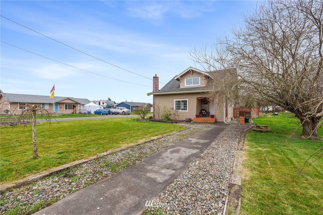 579 Southwest Pacific Avenue Chehalis, WA 98532 - Photo 4 of 24 a front view of a house with garden